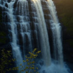 maak een foto van een waterval dat lijkt op een schilderij
