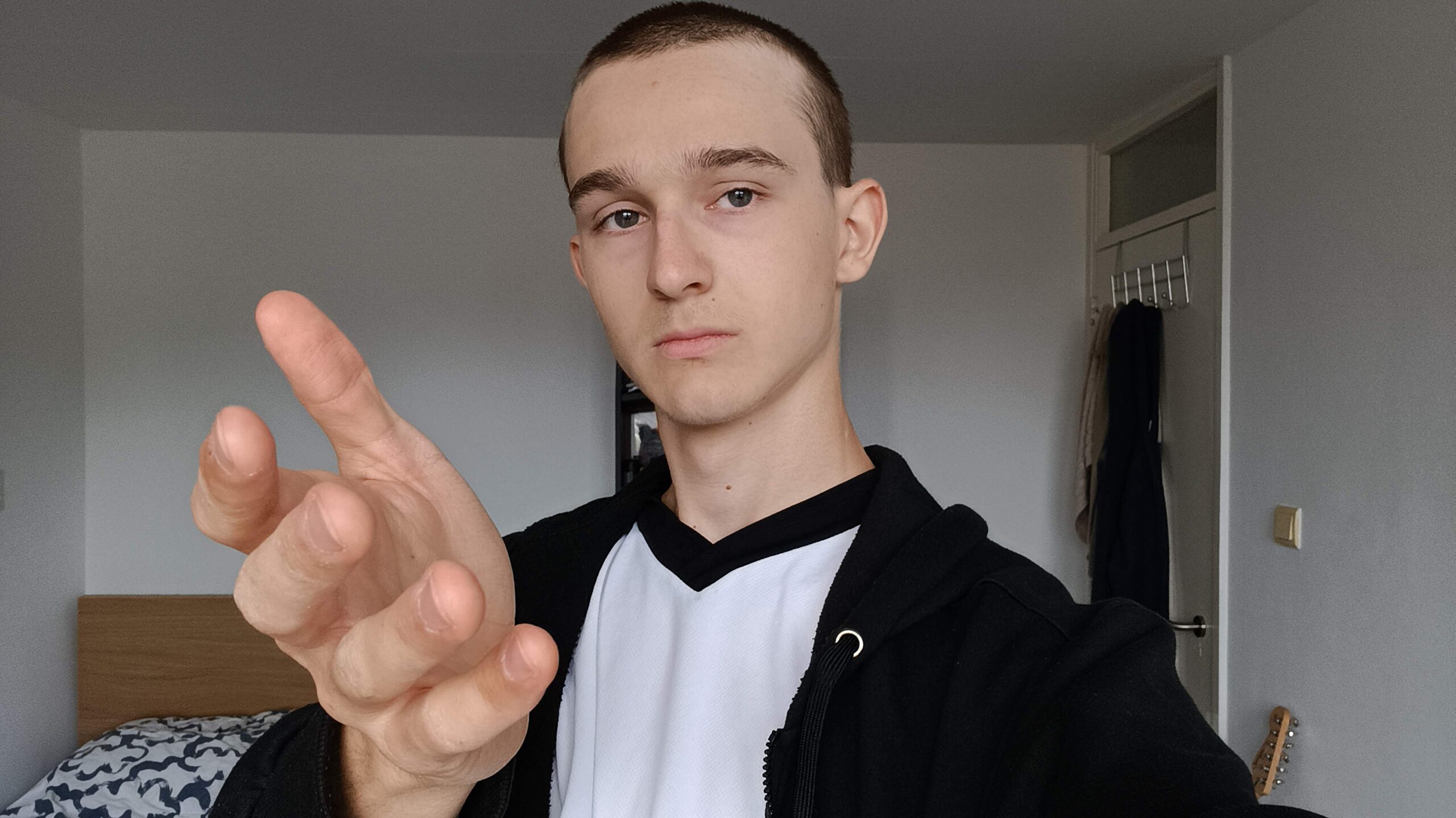 Ik als kaal Ik met een neutraal gezicht